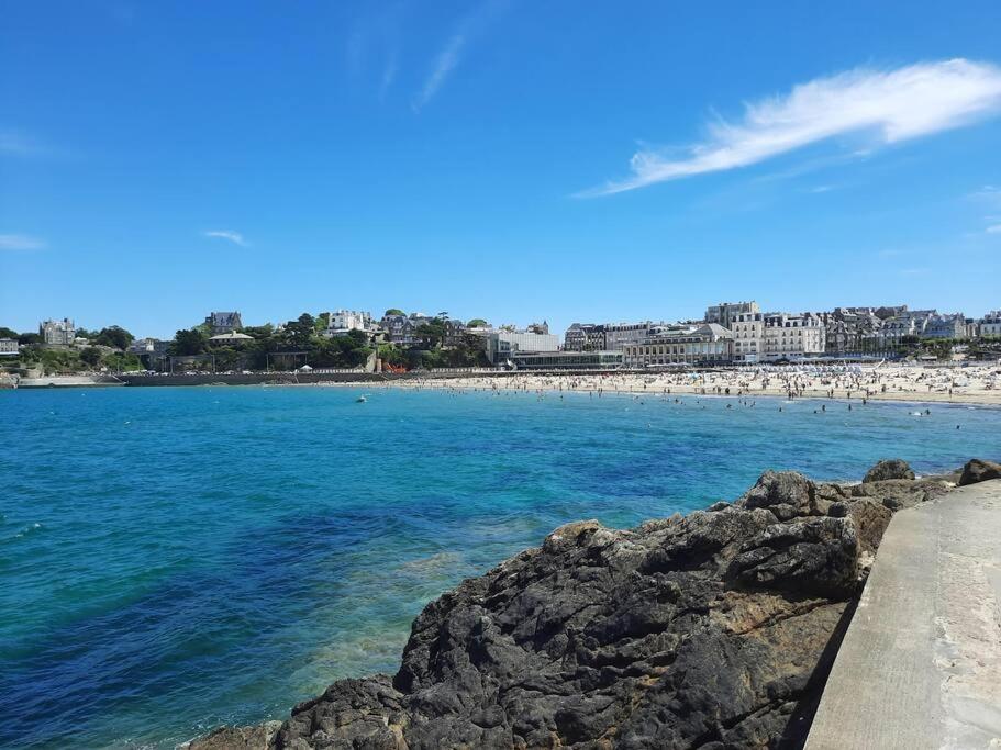 Le Moringa, A 2 Min De La Plage, Hyper Centre, Vue Mer De La Fenetre Dinard Exterior photo